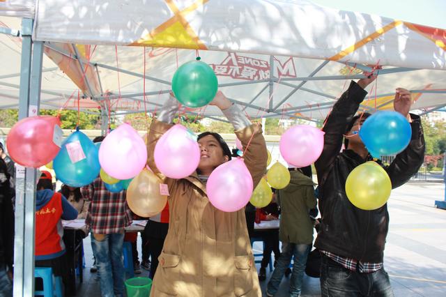 气球传递着声声祝福