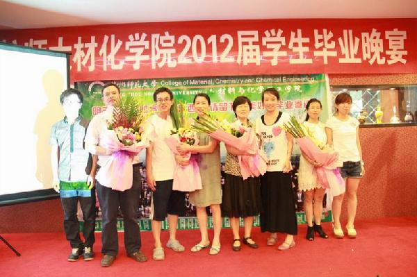 毕业生代表与班主任老师合影留念