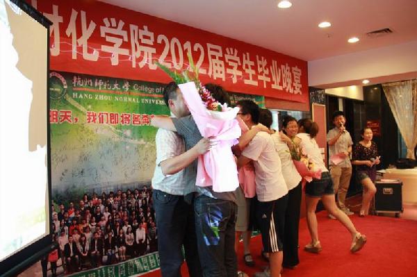 毕业生代表与班主任老师深情拥抱