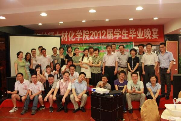 制药081班师生深情合影留念