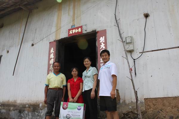 与走访学生父母合影