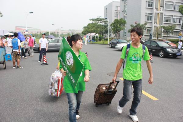 志愿者带领学生前往报到处