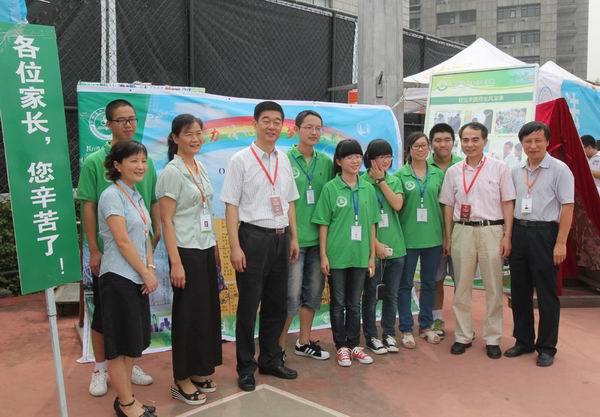 校领导检查巡视我院新生接待工作