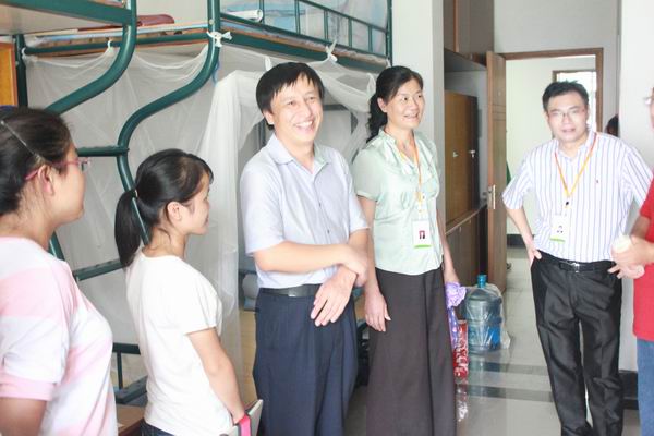 学院领导深入寝室慰问新生