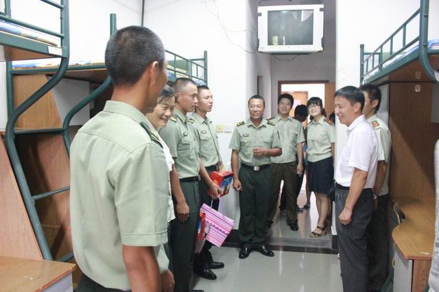 学院党政领导深入驻扎营地看望慰问教官