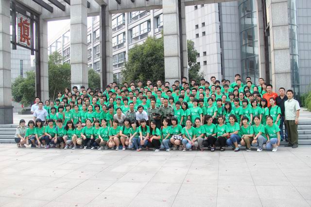 全体与会人员和教官合影留念