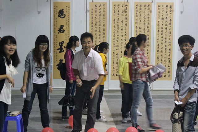 辅导员参与游园会