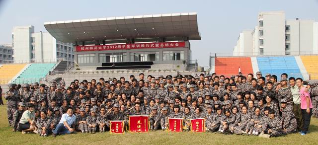 军训阅兵式后合影