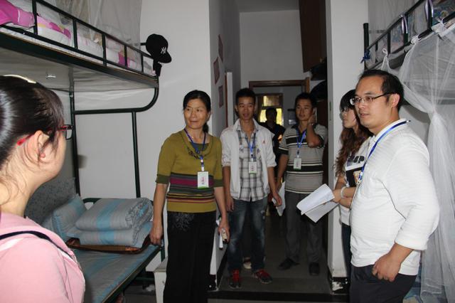 何书记检查寝室卫生