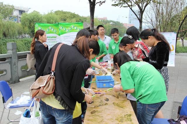 社区居民制作叶脉书签