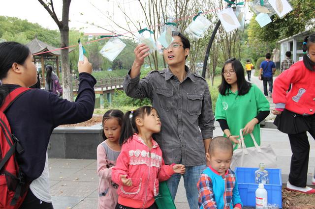 社区居民欣赏叶脉书签