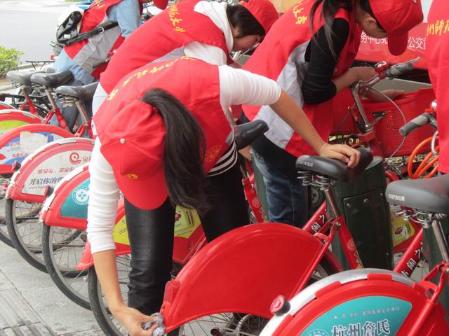 志愿者清洁自行车