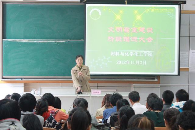 何书记激励材化学子再接再厉，，共创和谐寝室