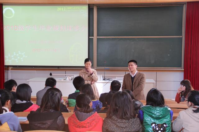 何书记、管老师跟在座同学交流就业信息