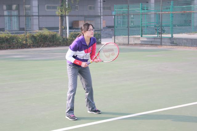 我院网球队队员专注迎战