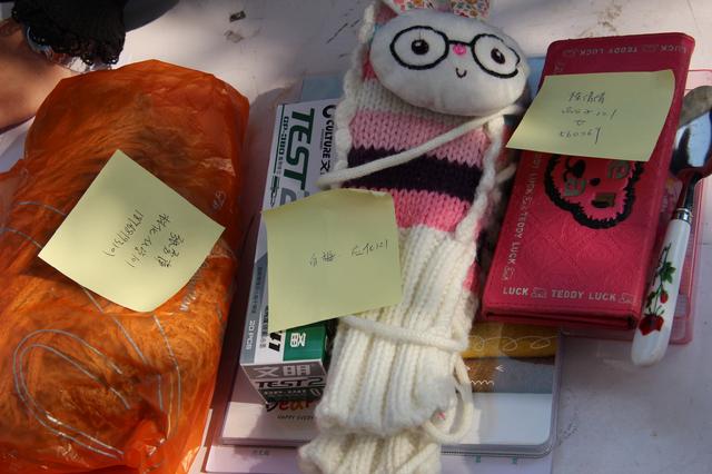 被妥贴摆放的爱心物品