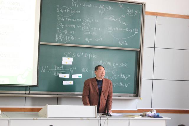 吴思杰老师对方欣同学教学演示进行点评