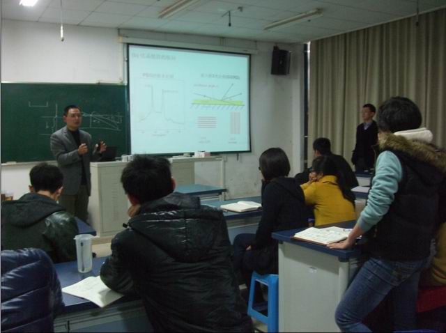 徐君庭教授耐心地解答学生疑惑