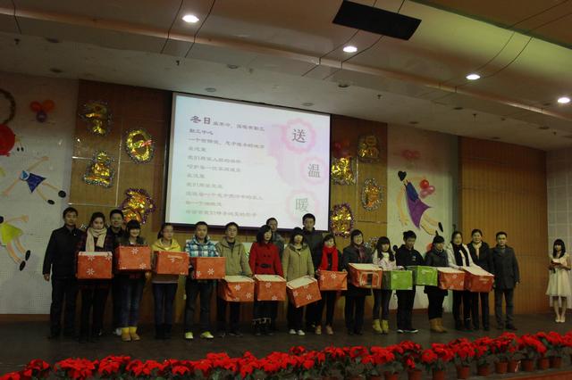 贫困生代表收获精美礼品