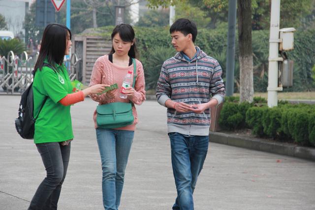 工作人员向同学宣传&rdquo;化学进社区&ldquo;活动