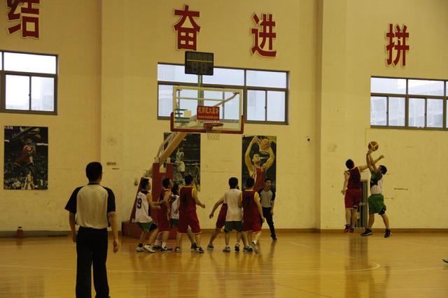 双方球员激情碰撞