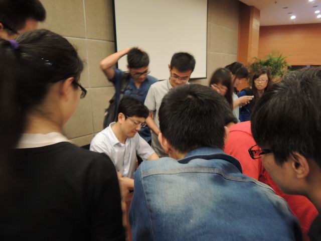 报告后同学们纷纷索要签名