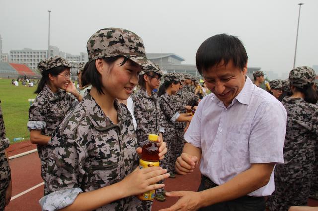 邱院长向同学送上饮料