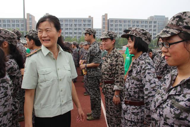 何书记慰问新生