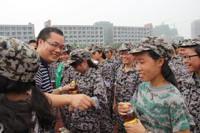 胡书记慰问新生