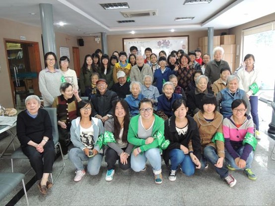 义工与老人合影留念 义工与老人合影留念