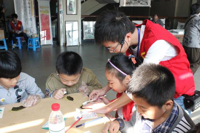 志愿者亲手指导