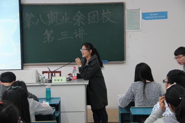 杜丽晶同学讲解新闻稿