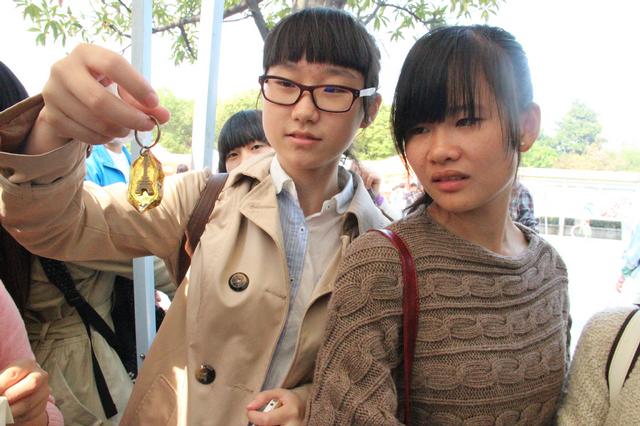 工作人员向同学展示成品