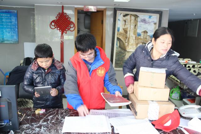 志愿者帮助楼管阿姨