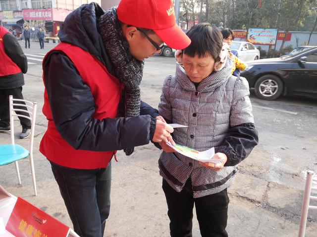 我院志愿者在认真宣传中
