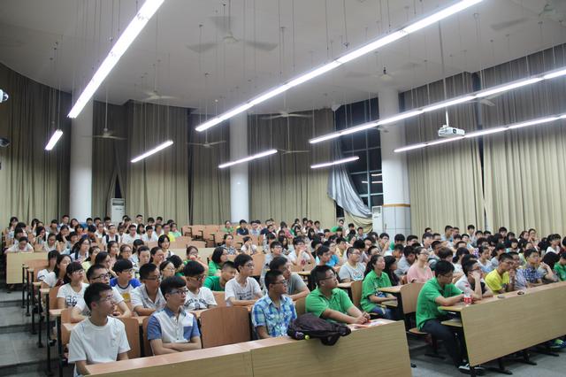 新生们认真听讲