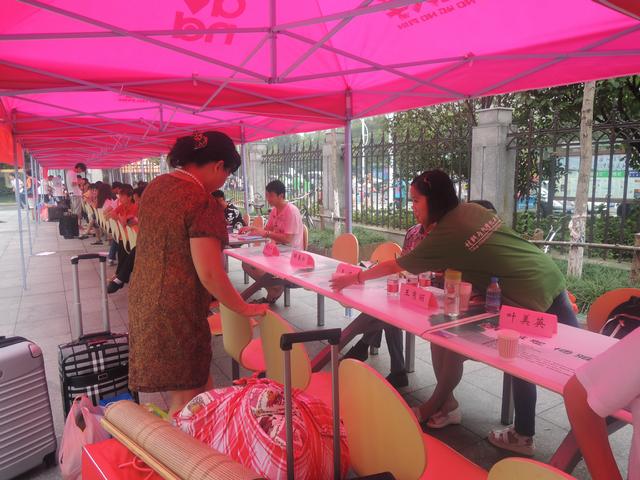 志愿者热情招待家长