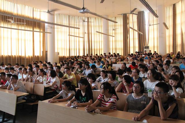 同学们认真听讲