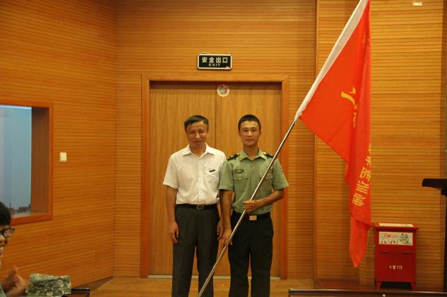 执行院长邱化玉向姜行华连长授旗