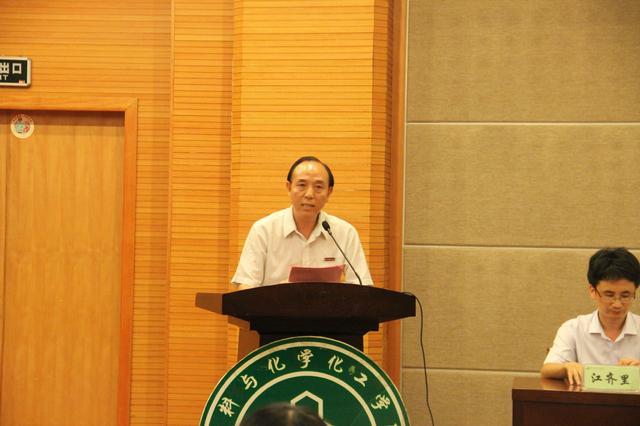 党委书记李兴听发言