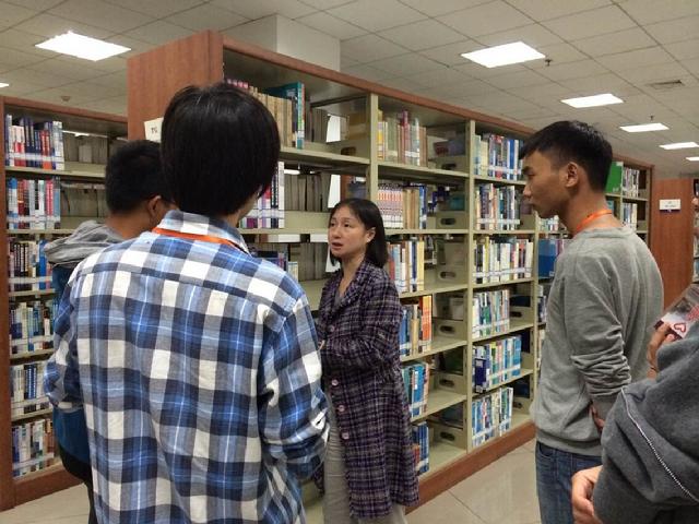 图书馆老师引导志愿者如何整理书籍