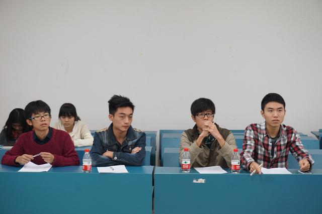 全神贯注的嘉宾