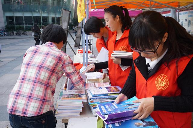 在众多书籍中挑选自己喜欢的书