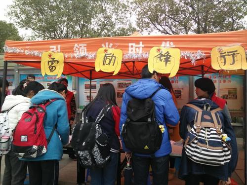 同学们玩游戏热情高涨