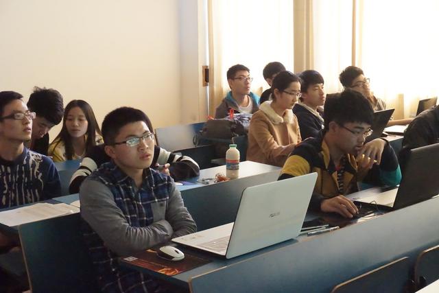 全神贯注的会员们