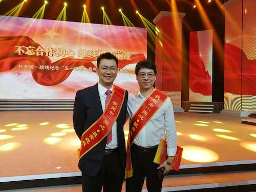 李勇进（左一）、夏烈（右一）获评殊荣